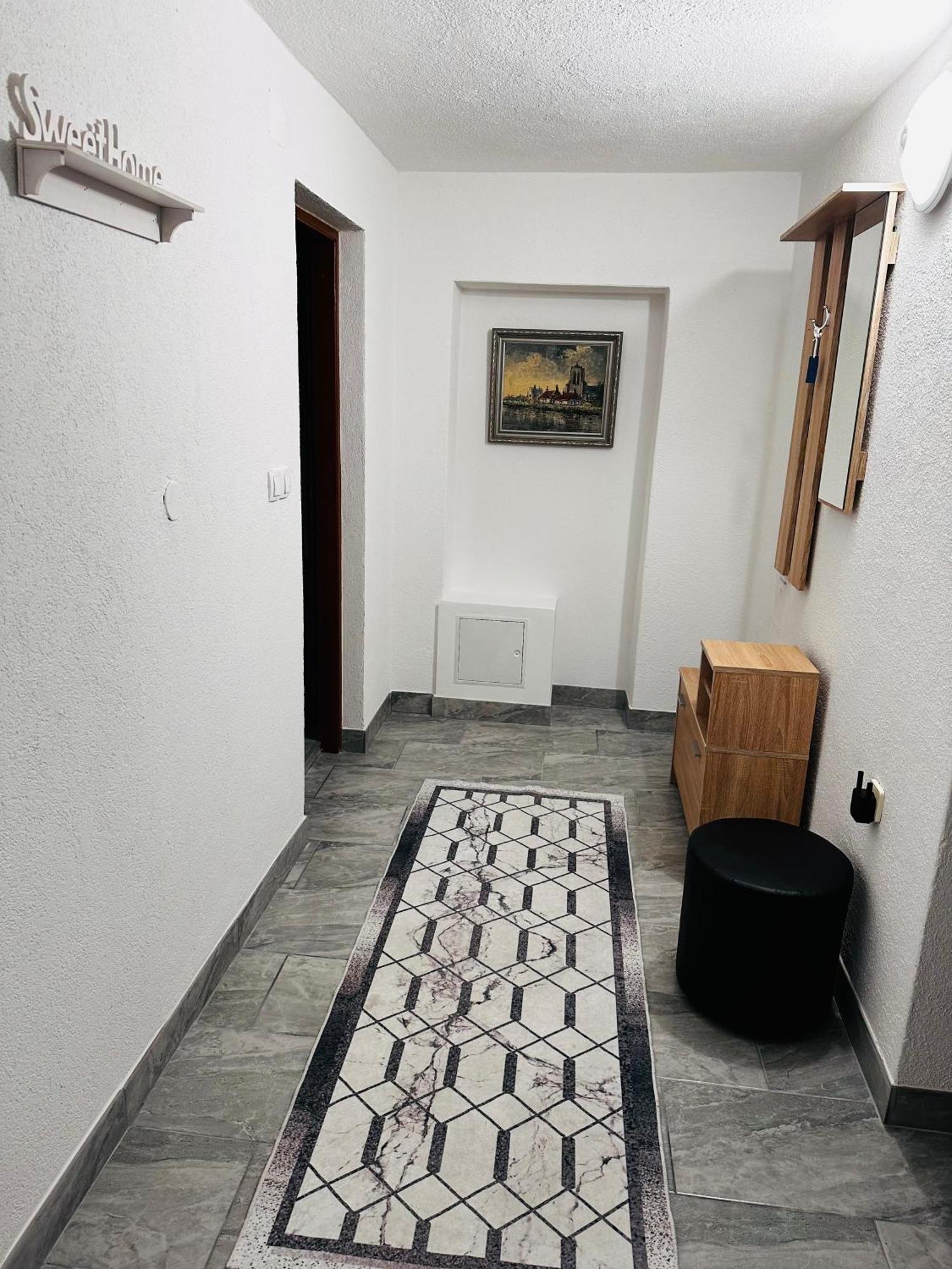 Apartment Cobras *