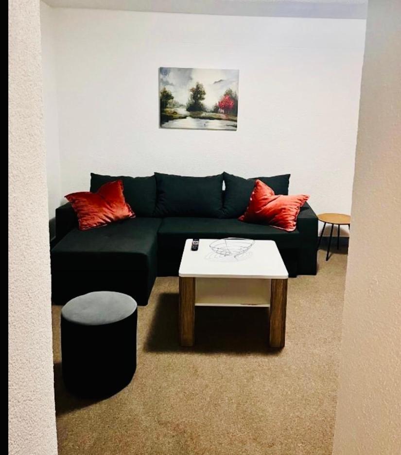 Apartment Cobras *